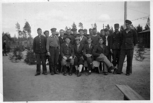 Noen krigsfanger samlet i leiren på Haslemoen. Nummer to i fra venstre foran er sannsynligvis områdesjef for fangene i Solør G. Petrov. Etter tillatelse fra Tor Oddvar Rivenes.